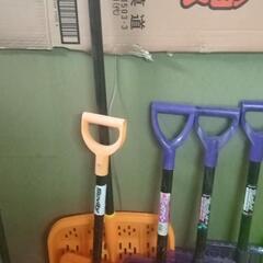 中古雪かきスコップ 冬の準備用に数本まとめ買いしませんか？備えあれば憂いなし 価格詳細は本文中に記載してあります  複数本購入希望のみ対応いたしますの画像