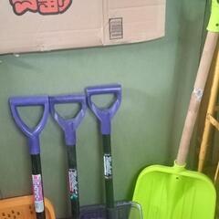 中古雪かきスコップ 冬の準備用に数本まとめ買いしませんか？備えあれば憂いなし 価格詳細は本文中に記載してあります  複数本購入希望のみ対応いたしますの画像