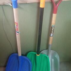 中古雪かきスコップ 冬の準備用に数本まとめ買いしませんか？備えあれば憂いなし 価格詳細は本文中に記載してあります  複数本購入希望のみ対応いたしますの画像