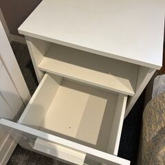 引渡済【無料】在庫2つ サイドテーブル デスク 机 IKEA 白 ホワイトの画像