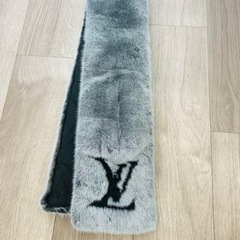 Louis Vuitton グレー ファーマフラー　ヴィトン
