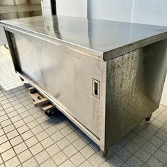 直接引き取り5％OFF 引戸付調理台 幅1800×奥行き750×高さ850ｍｍ ステンレス作業台 戸棚 食器庫 収納 業務用 厨房機器 収納棚 キッチン ガレージ 整備 台 棚　 の画像