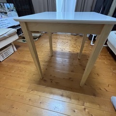 ダイニングテーブルの画像