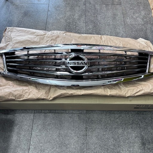 新品スカイライン v36フロントグリル