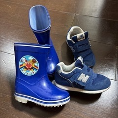 ニューバランス靴15㌢とアンパンマン長靴15㌢の画像