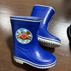 ニューバランス靴15㌢とアンパンマン長靴15㌢の画像
