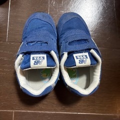 ニューバランス靴15㌢とアンパンマン長靴15㌢の画像