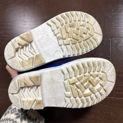 ニューバランス靴15㌢とアンパンマン長靴15㌢の画像