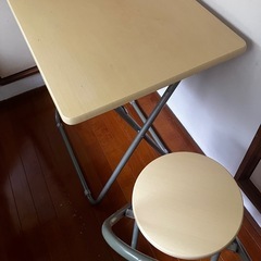 折りたたみテーブルと椅子