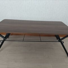 美品◆ニトリ折りたたみテーブル◆木目調ダークブラウン　棚あり