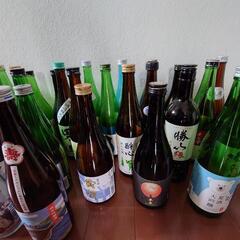 色んな種類の日本酒の空瓶の画像