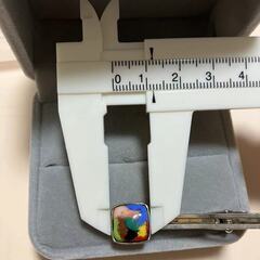 モダンデザインスクエア焼物ネクタイピン　珍しいデザイン　綺麗な色合いの画像