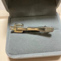 モダンデザインスクエア焼物ネクタイピン　珍しいデザイン　綺麗な色合いの画像