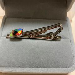 モダンデザインスクエア焼物ネクタイピン　珍しいデザイン　綺麗な色合いの画像