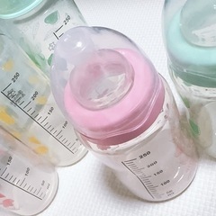 【最終値下げ】哺乳瓶5本　消毒ケース２種　離乳食皿　溢れ防止コップ　おまけ付き　　の画像