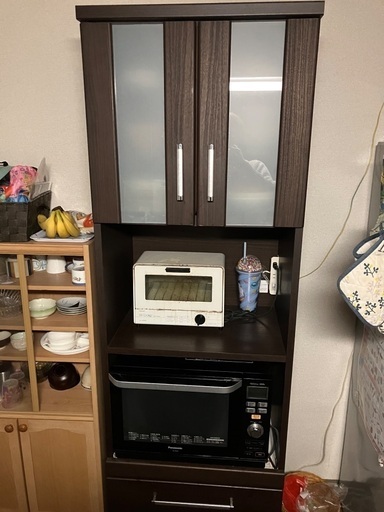 食器棚（ニトリ製）：ダークブラウン、高さ約182cm、幅約60cm、コンセントプラグ、収納棚付き