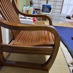 1人がけ大きめ木の椅子　の画像