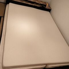 クイーンサイズベッドの画像