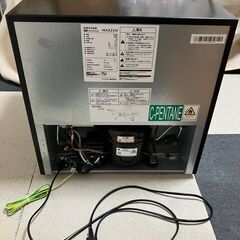  冷凍庫 家庭用 小型 31L コンパクト ノンフロン チェストフリーザー 右開き フリーザー ストッカー 冷凍 氷 食材 食品 食糧 冷凍食品 保存 ストック キッチン家電 ガンメタリック MAXZEN JR031ML01GMの画像
