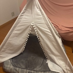 子どものおもちゃのテントと、大型犬用クッション