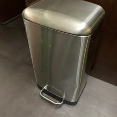 大きめのゴミ箱　ゆっくり閉じます