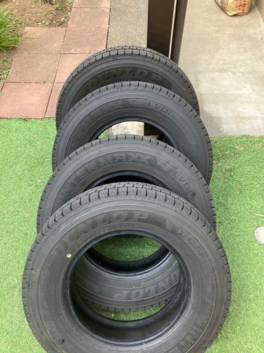 ほぼ新品に近いです。ダンロップ　冬タイヤ