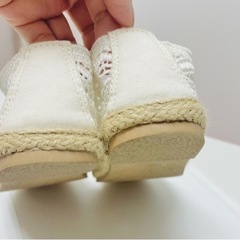 ぺたんこパンプス  白レースの画像