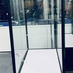 ①展示用高級LEDライト付き鍵付／強化ガラスショーケースの画像