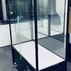 ①展示用高級LEDライト付き鍵付／強化ガラスショーケースの画像