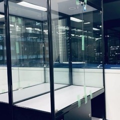 ①展示用高級LEDライト付き鍵付／強化ガラスショーケース