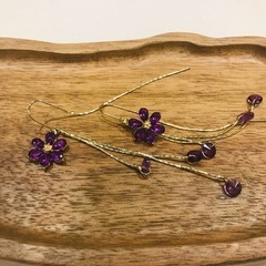 紫のお花ピアスの画像