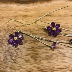 紫のお花ピアス
