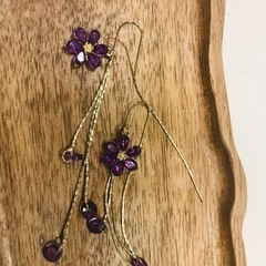 紫のお花ピアスの画像
