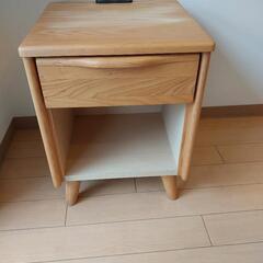 北欧風ベッドテーブル、サイドテーブルの画像