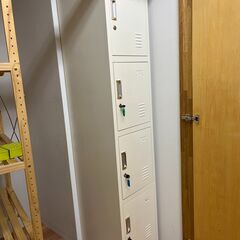 【ロッカー4人用】オフィスの個人用ロッカーや貴重品の収納として利...
