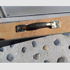 木製　まな板　大きめ　金属製ハンドル付きの画像