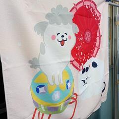 犬と猫どっちも飼ってると〜の本と風呂敷の画像