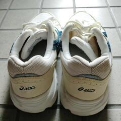 アシックススニーカーの画像