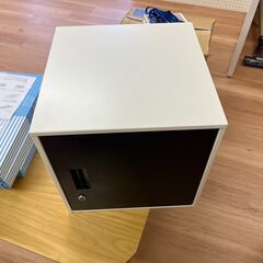 【ロッカー1人用】オフィスの個人用ロッカーや貴重品の収納として利用可能　約W380 × D380 × H380mmの画像