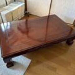 旅館で使っていた重厚感のあるテーブルの画像