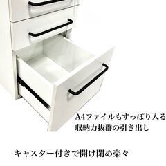 定価の半額以下！！ 【新品未使用】ホワイト 3段ロッカー 鍵付きの画像