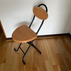 折りたたみ椅子の画像