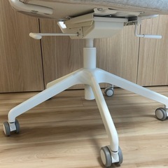 オフィスチェアIKEAホワイトの画像