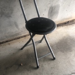 折りたたみ　金属製の椅子