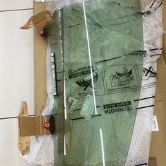 アクア用　運転席ドアガラス　中古品