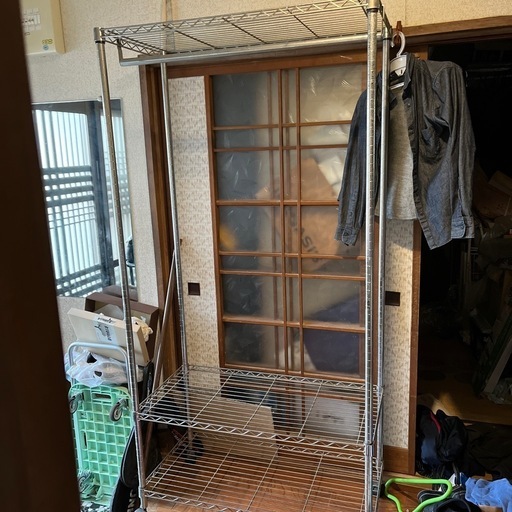大きめしっかりしたスチールラック　傷汚れあります　横90センチ× 44センチ高さ約185センチ　分解したら軽でも載せられます　服掛けあり　コロ付き