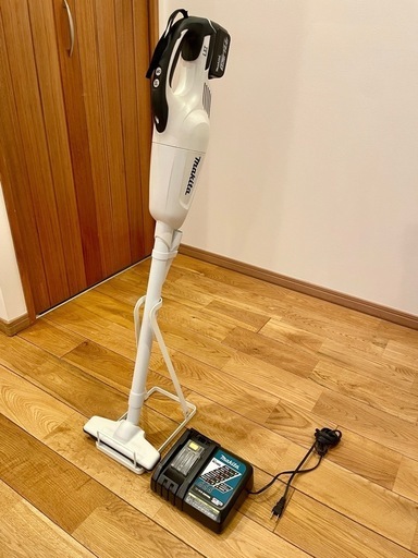 マキタ　充電式クリーナー　バッテリー・充電器つき　※おまけ: 山崎実業towerのスタンド　
