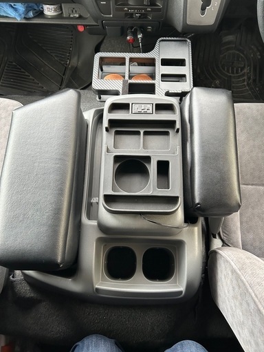 ハイエースワイド　センターコンソール周り部品　肘置き