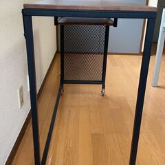 机と椅子のセットの画像