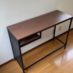 机と椅子のセットの画像